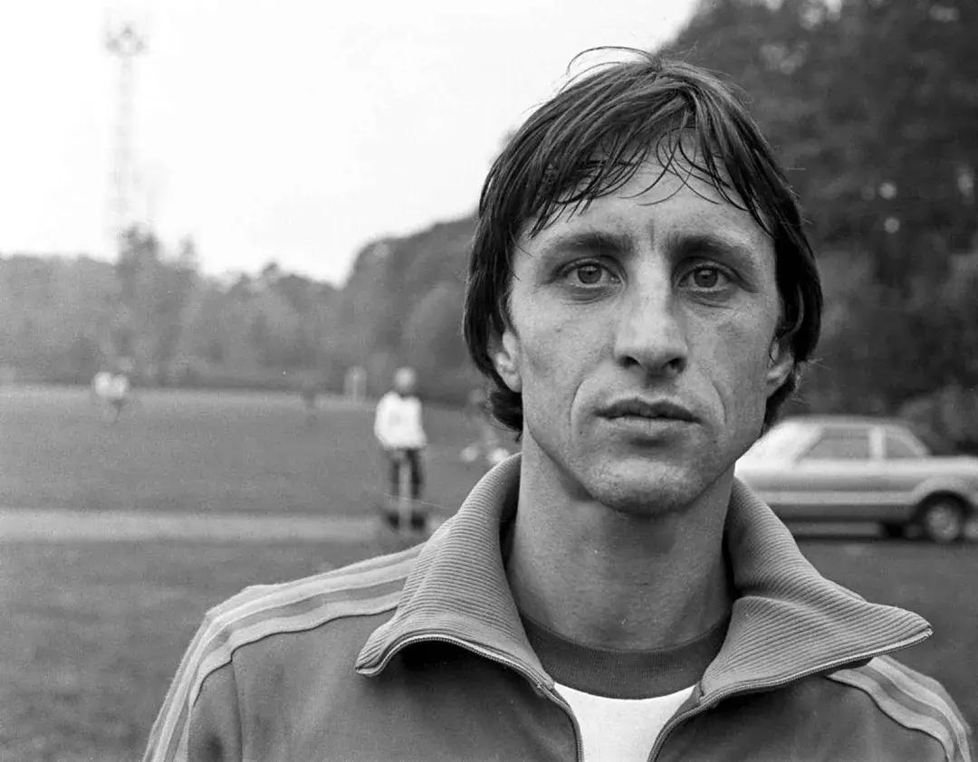 巴萨教父克鲁伊夫去世,巴萨致敬克鲁伊夫