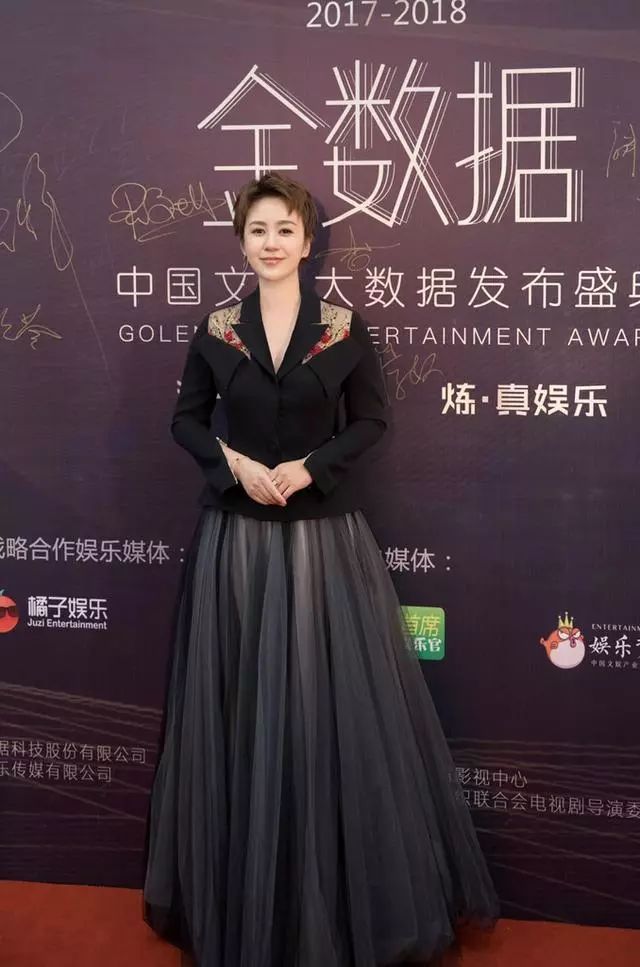 马丽穿连衣裙显胖,马丽穿西装