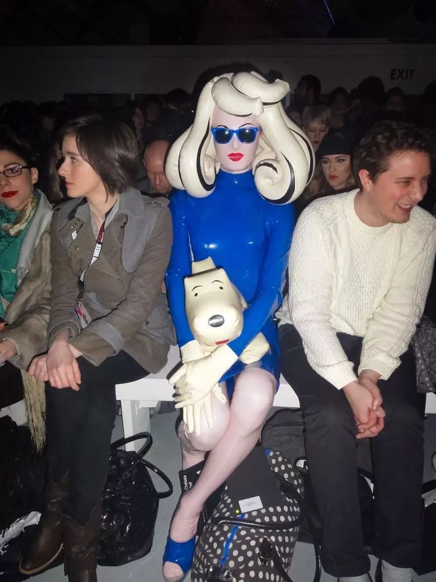 备受欧美时尚圈宠爱的真人*气娃充**娃，每次看秀都坐在第一排