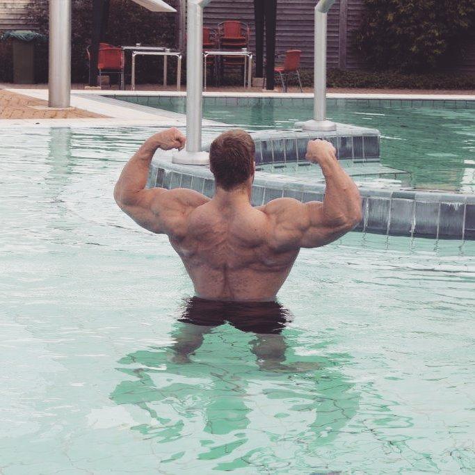 拉伸背部可以使背变薄,背部宽但是没厚度