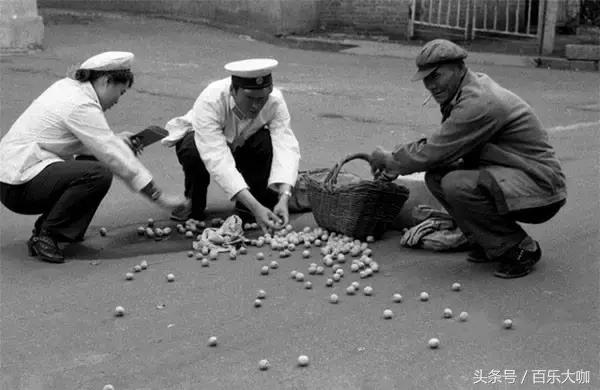 80年代的北京还不堵车车辆很少,80年代的北京牌汽车