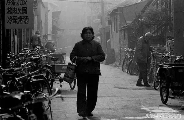 80年代的北京还不堵车车辆很少,80年代的北京牌汽车