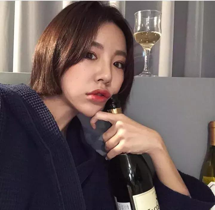 适合圆脸的短发烫发造型最新款,适合圆脸的短发胖女孩