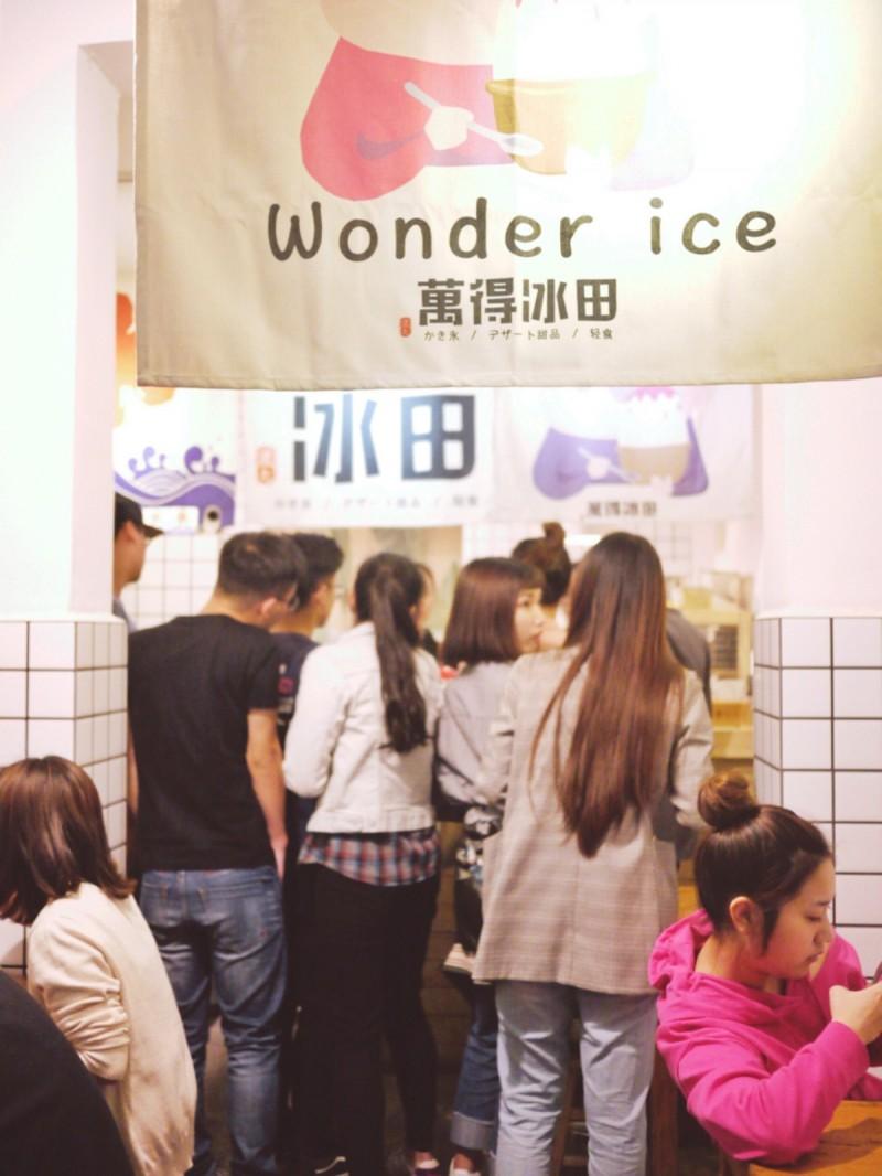 曾经的美食帝国强势回归，建设路要火了！