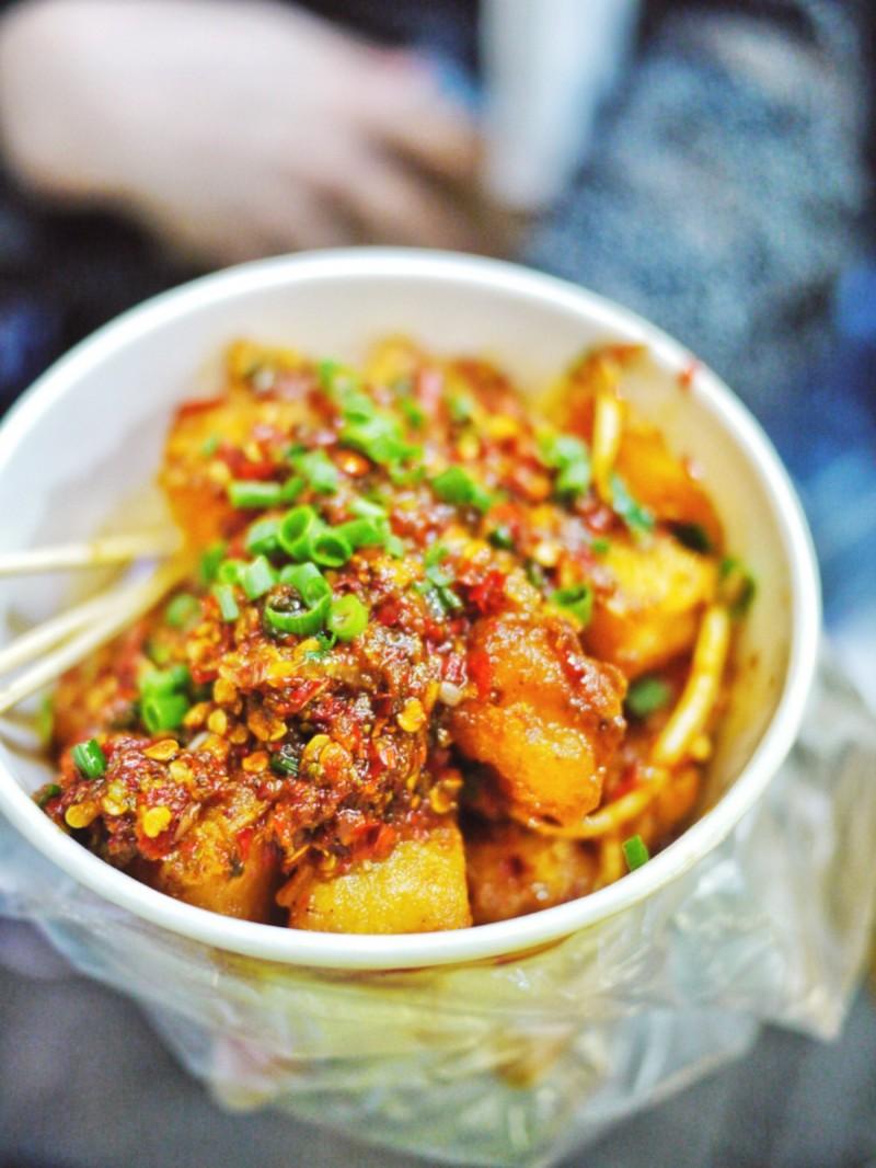 曾经的美食帝国强势回归，建设路要火了！