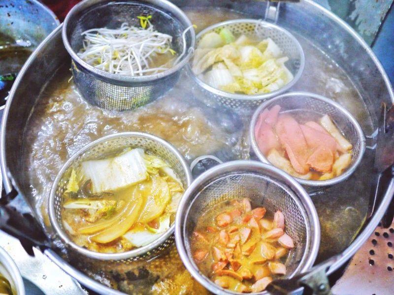 曾经的美食帝国强势回归，建设路要火了！