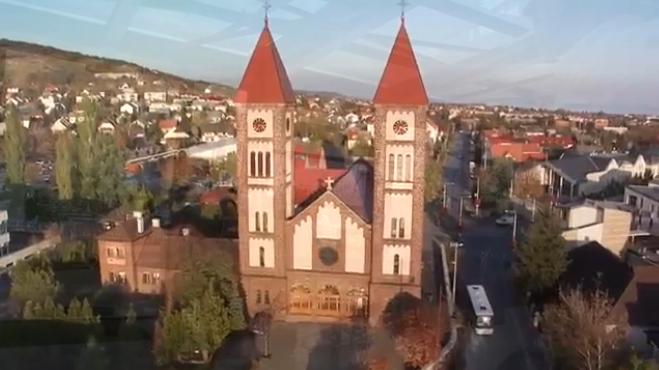 风景秀丽的湖边小城，是一座疗养胜地，很多人来此治心脏病