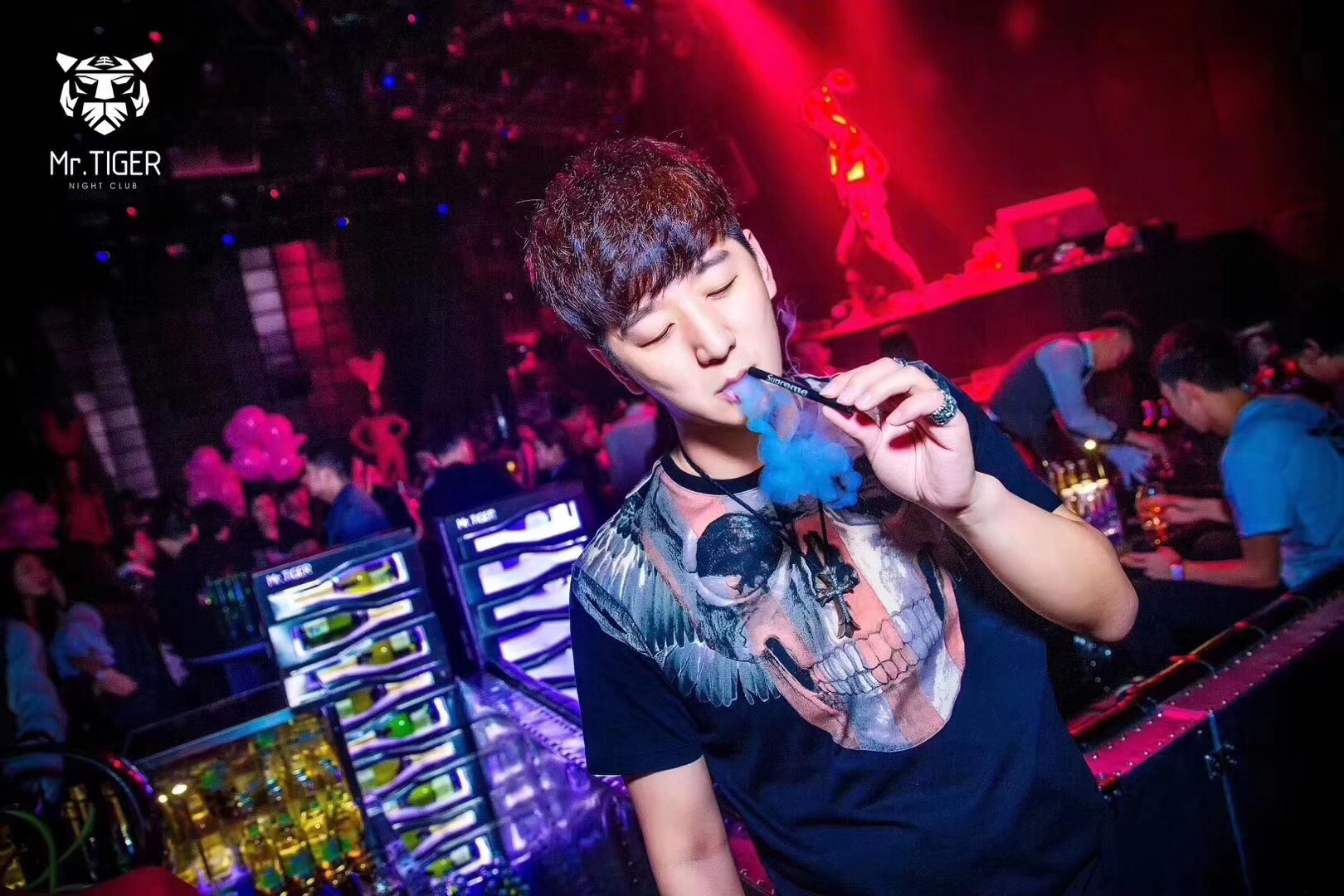 蒸汽火车头怎么能少了Supreme？跨界大王进军*子烟电**界