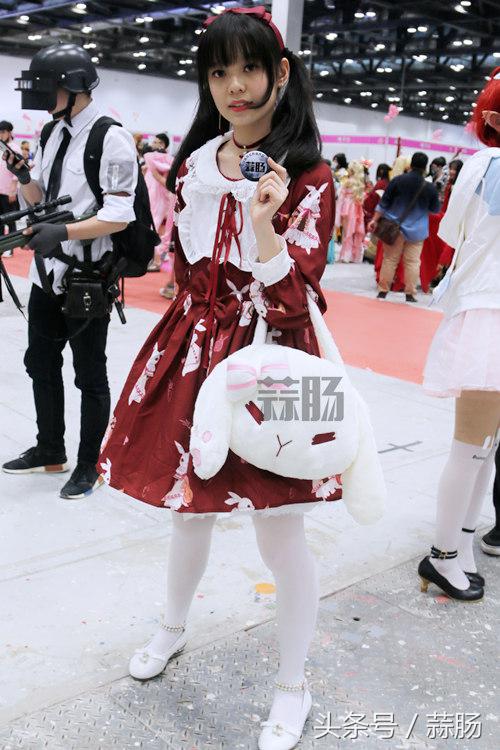漫展coser小姐姐对粉丝的暖心瞬间,漫展cos摆动作甜妹