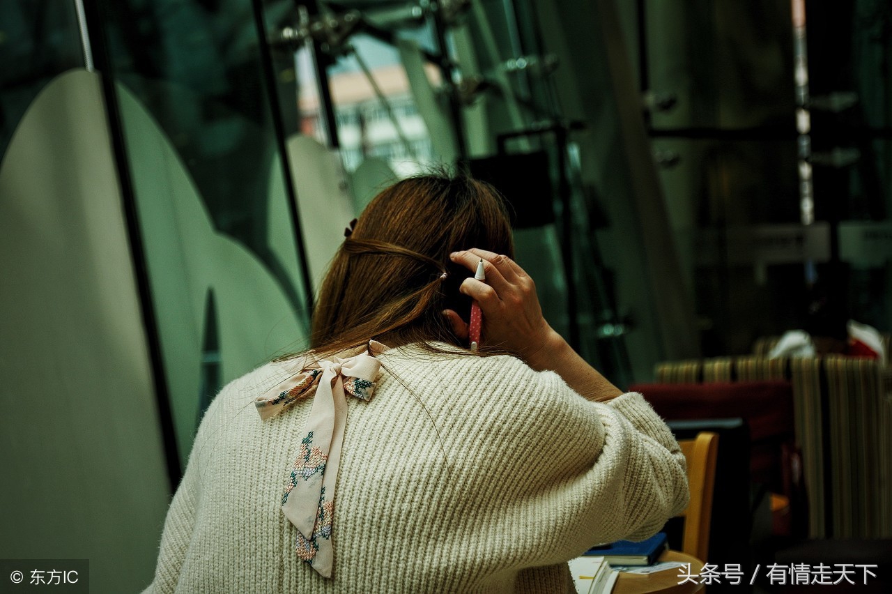 毕业十年后，他守诺为初恋做了件衣服，但她已经全身名牌了