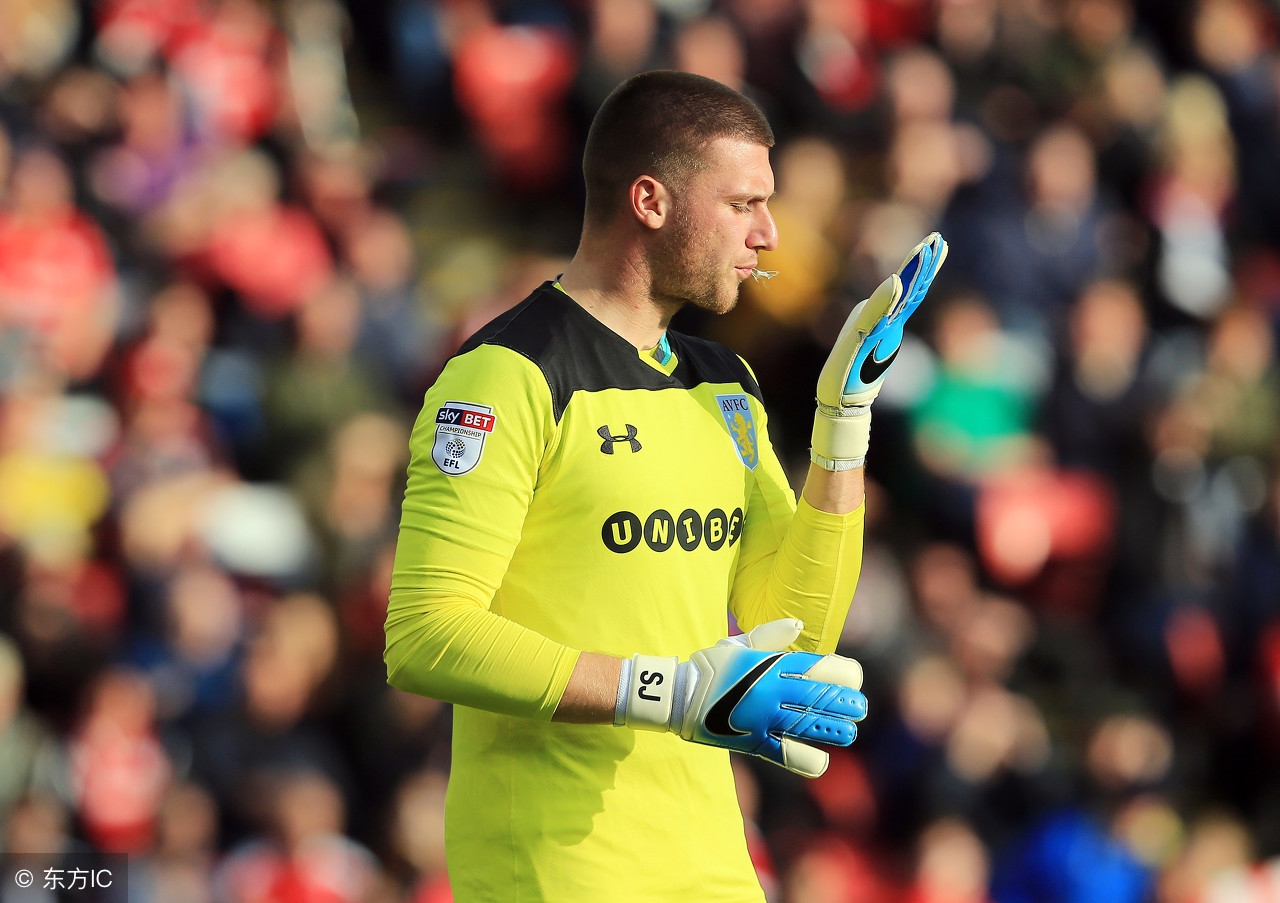 足球运动员为什么在草坪上吐痰,足球运动员身体素质跟普通人比