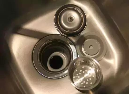 怎样才能把瓷砖的污渍清干净,刚刚铺好的瓷砖怎么去除水渍