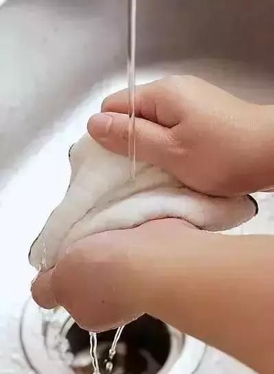 怎样才能把瓷砖的污渍清干净,刚刚铺好的瓷砖怎么去除水渍