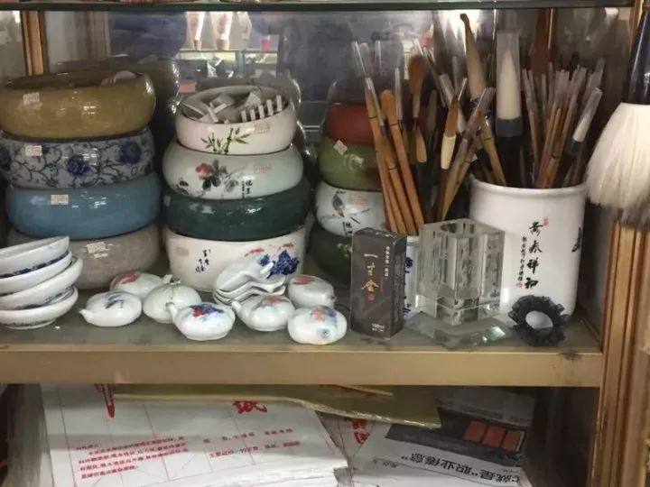 除了在杏花楼排网红青团，这条路还有上海最大书城和老爵士