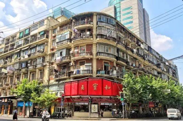 除了在杏花楼排网红青团，这条路还有上海最大书城和老爵士