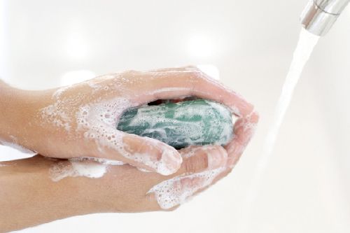 香蕉水去除老旧玻璃胶的效果好吗,玻璃胶粘手上用香蕉水能不能洗掉