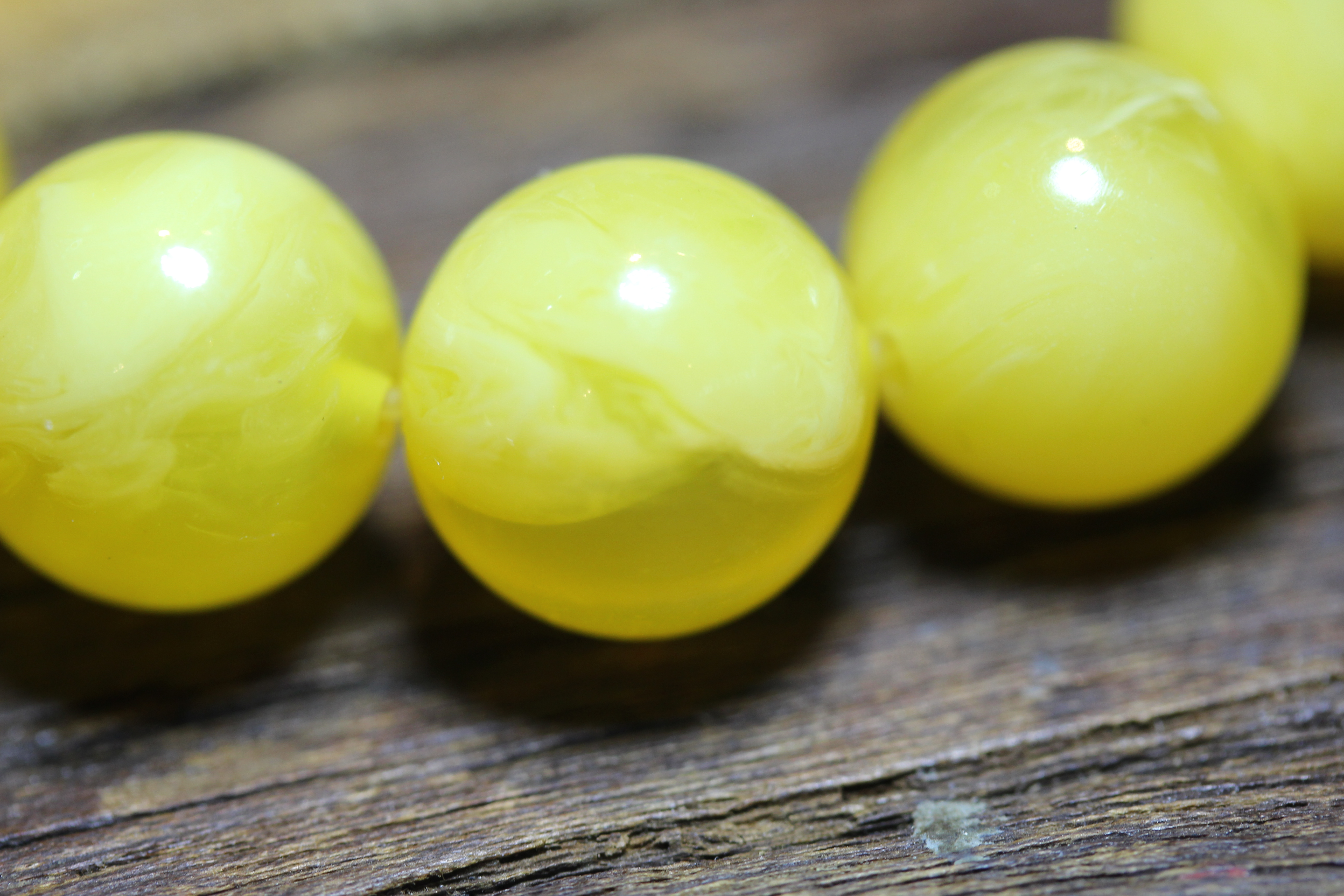 琥珀蜜蜡的真假鉴别的方法有哪些,鉴别琥珀蜜蜡靠谱的方法有哪些