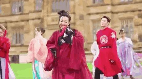 华丽汉服在外国街头惊艳外国人,中国汉服小姐姐美到哭了