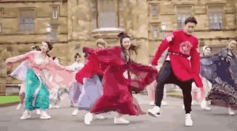 中国姑娘汉服惊呆外国人视频,中国姑娘在国外街头穿汉服惊艳了