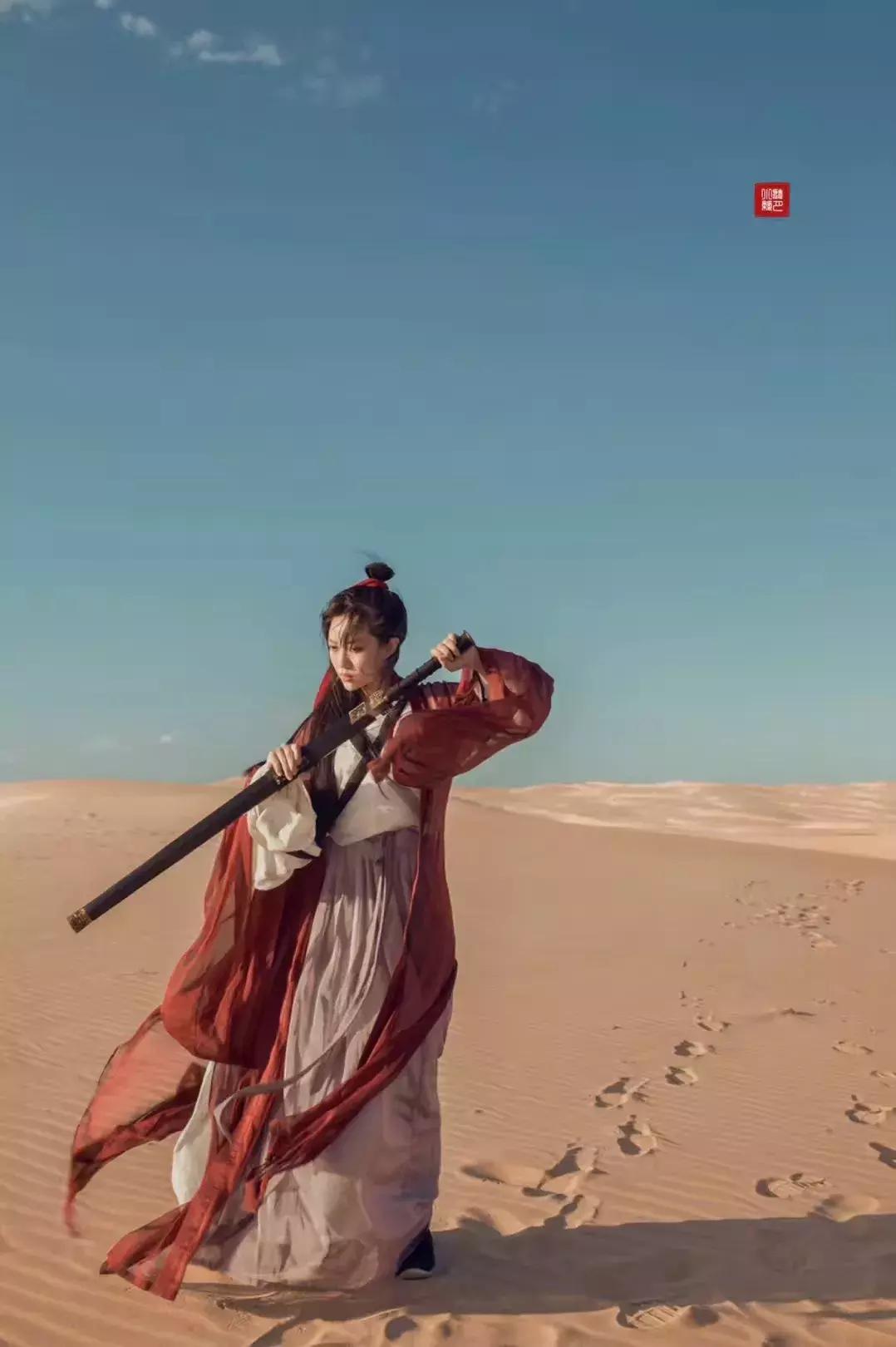 华丽汉服在外国街头惊艳外国人,中国汉服小姐姐美到哭了