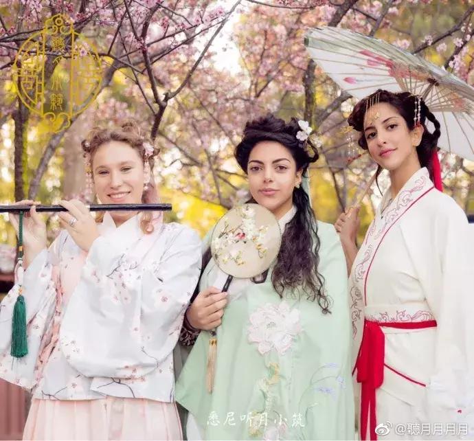 华丽汉服在外国街头惊艳外国人,中国汉服小姐姐美到哭了