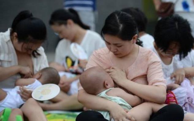 母乳妈妈如何喂奶手不着凉,母乳妈妈怎么喂奶不会出现呛咳