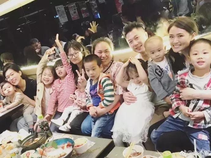 体操世界冠军*小鹏李**一家四口近照曝光，孩子国籍却引发网友争议