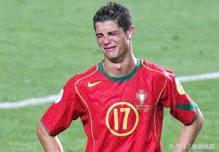 足球场上的催人泪下的瞬间,足球赛场十大感人时刻