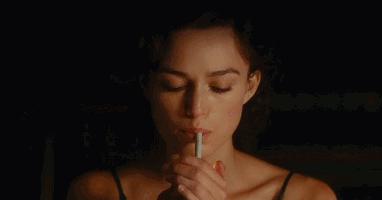 她是平胸的纸片姑娘，却是性感的英伦玫瑰，美得颠倒众生！