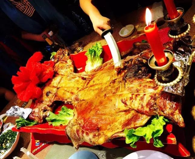 夜晚蒙古包吃烤全羊的真实视频,蒙古包里吃烤全羊一定要有仪式感