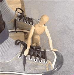 休闲鞋系鞋带方法简单又好看,今年最流行黑鞋系鞋带方法