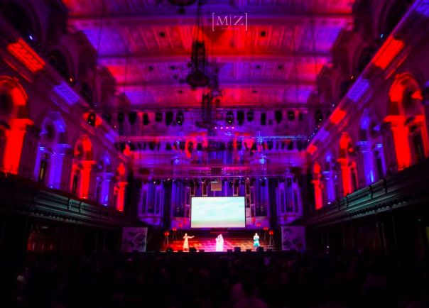 90后中国姑娘，在澳洲街美哭外媒