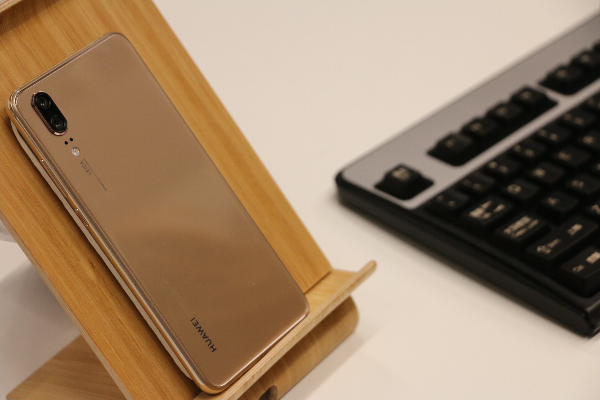 华为p20香槟金和宝石蓝哪个好看,极光色或成潮流华为p20开箱图赏