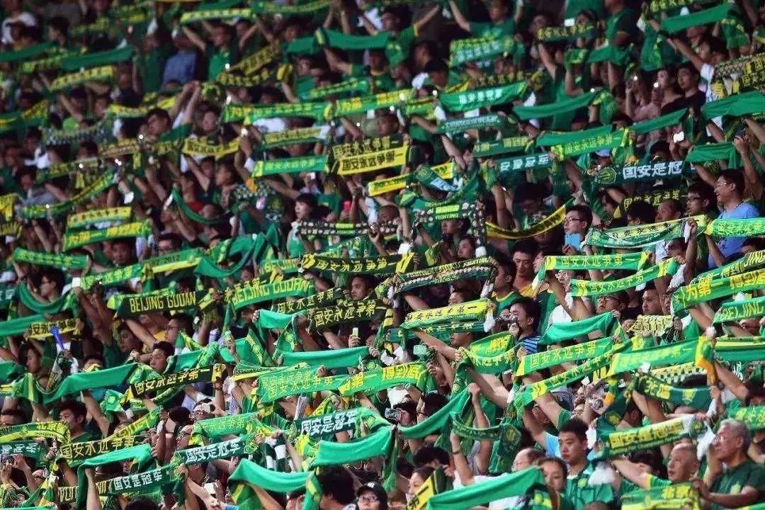 自从穿上了“国安绿”，地铁站检票的小姐姐都开始跟我套磁了