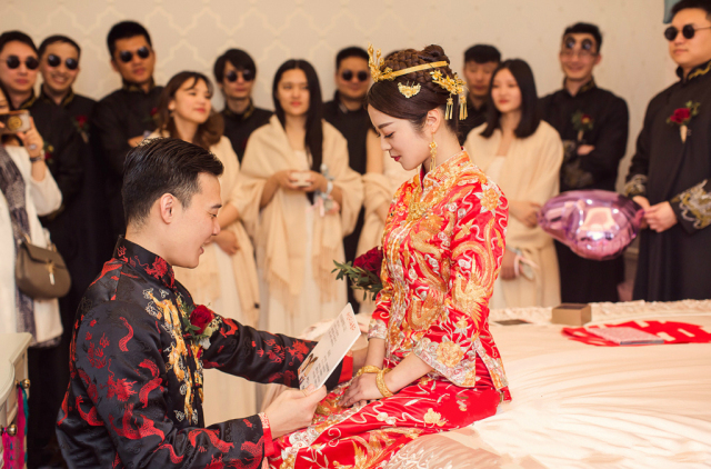 有哪些女明星婚礼穿的秀禾服,明星结婚穿的秀禾服