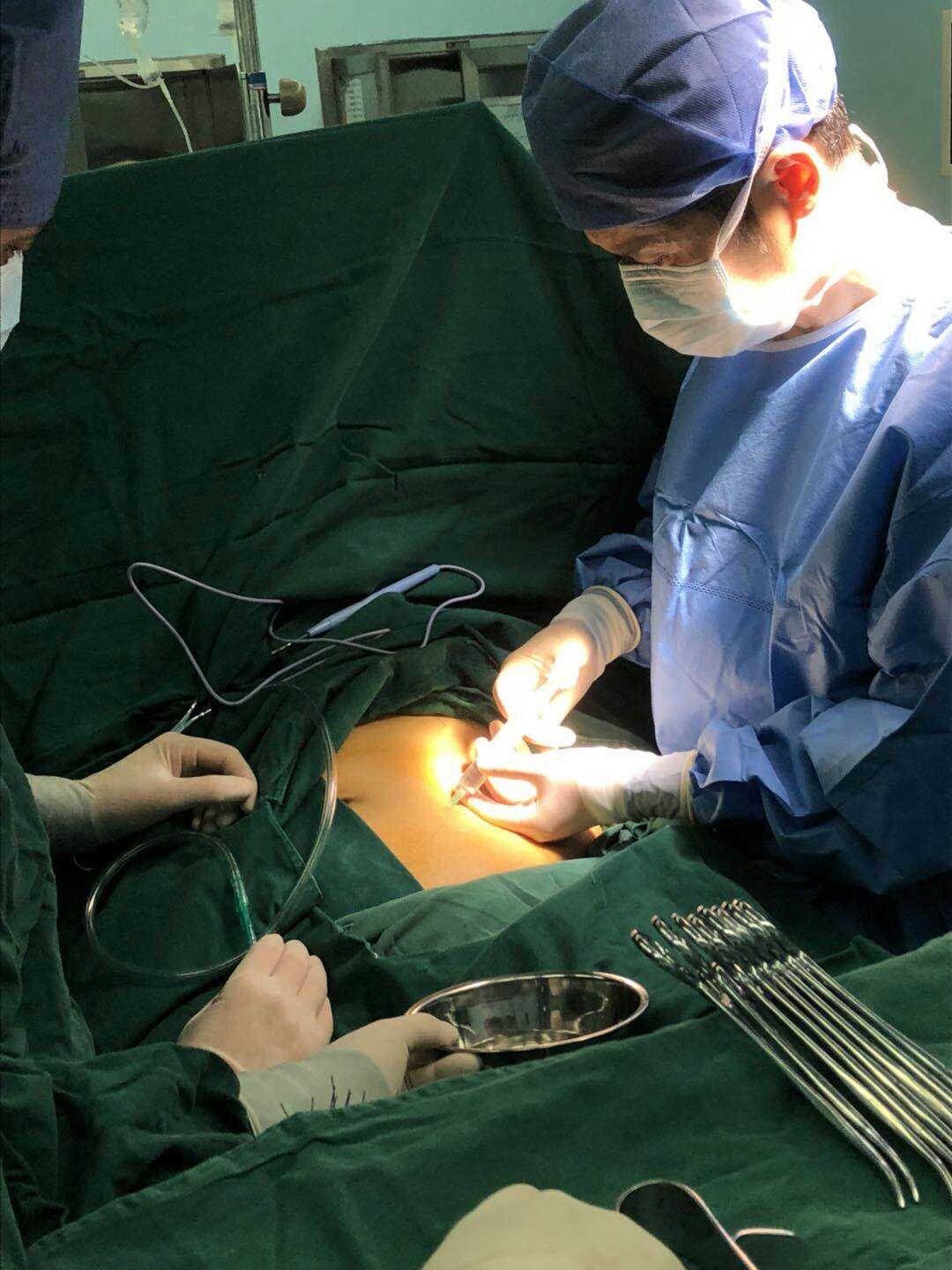 84岁老人局部麻醉坐着开膛破肚做肠梗阻手术是一种什么体验？