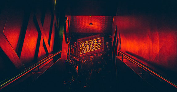 半夜加班拉肚子让同事送纸，不回应我生气叫他，从门下伸出女人手