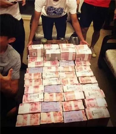 这些队赢球直接发千万现金！皮箱装钱拿着就走，更衣室钞票堆成床