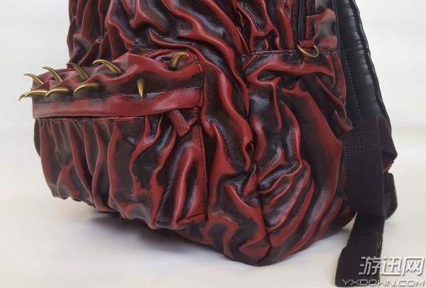 大神自制《怪物猎人世界》惨爪龙背包还原却背不出去