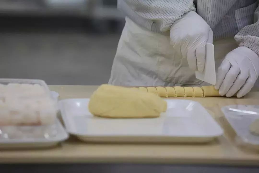 582位挑剔吃货盖章认证的一颗蛋黄酥,不红没天理,一上市便引爆了美食圈!