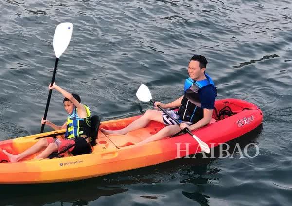 诺一现在这么接地气？才7岁的Grace就是铅笔腿！