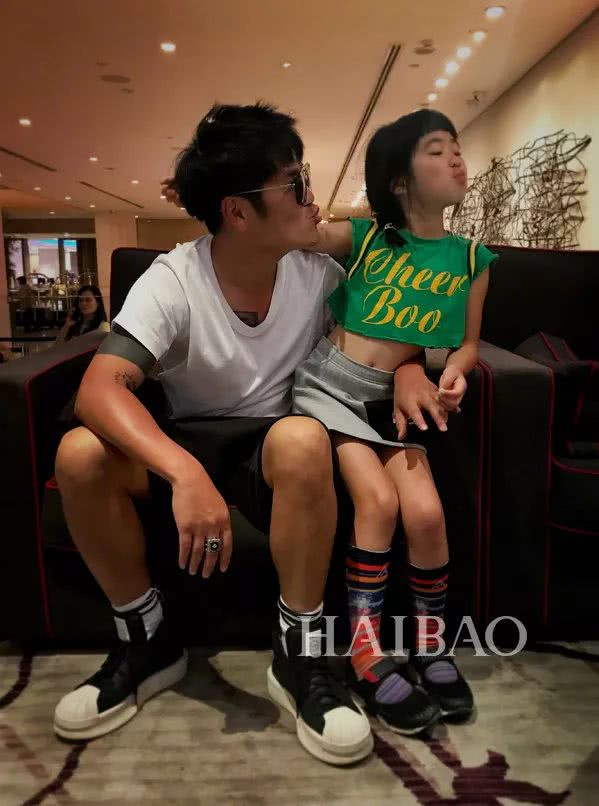 诺一现在这么接地气？才7岁的Grace就是铅笔腿！