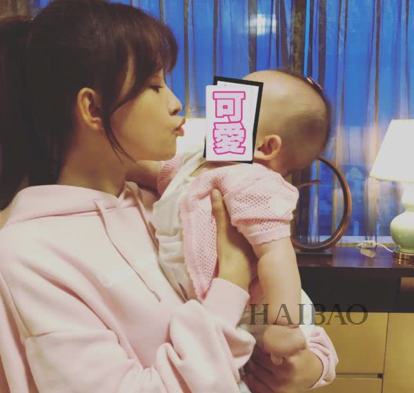 诺一现在这么接地气？才7岁的Grace就是铅笔腿！