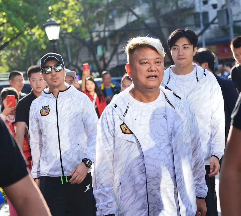 香港明星足球队抵达榕江谭咏麟,李伯清谭咏麟比赛视频