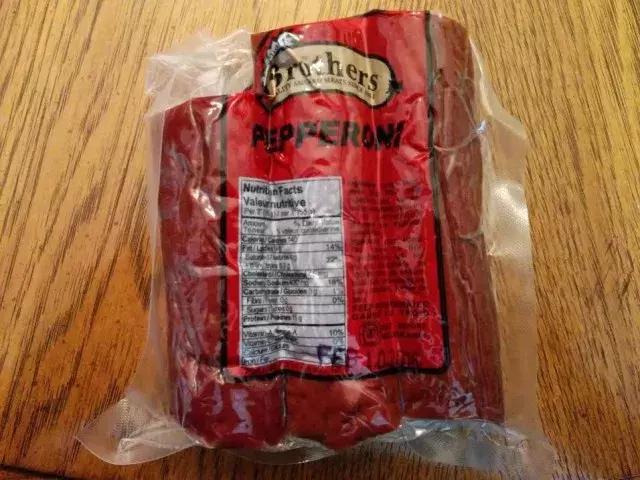 男子被酒店拉黑,男子在走廊上晒香肠