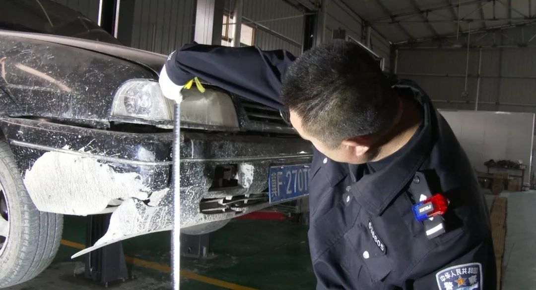 撞人下车查看后没报警离开现场,撞人了车子留在现场人走了