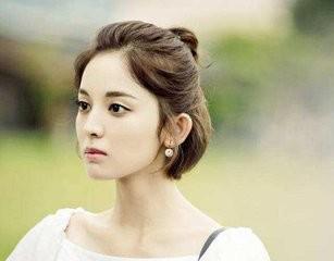 她的头发被狗啃了，但依旧好看！