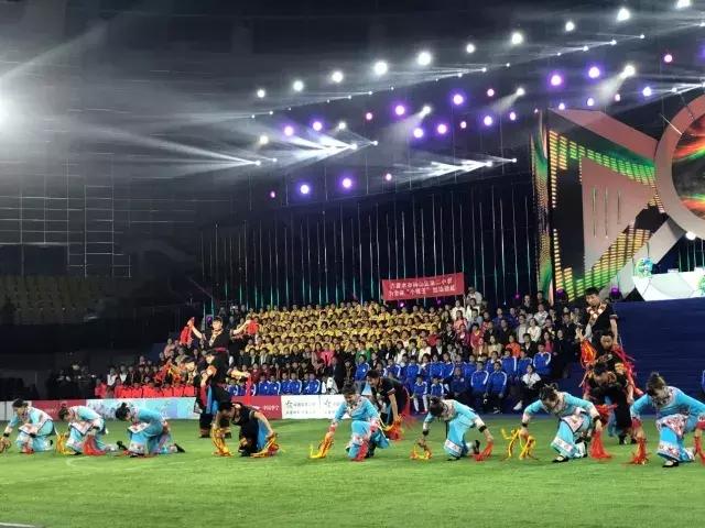 豆蔻年华敢追梦绿茵场上争“球王”