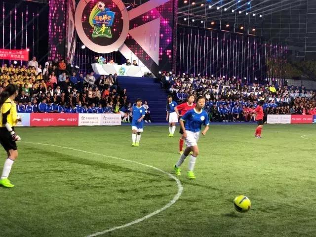 豆蔻年华敢追梦绿茵场上争“球王”