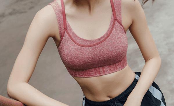 白色宽松t恤有些透怎么穿搭,白色t恤太透了怎么办